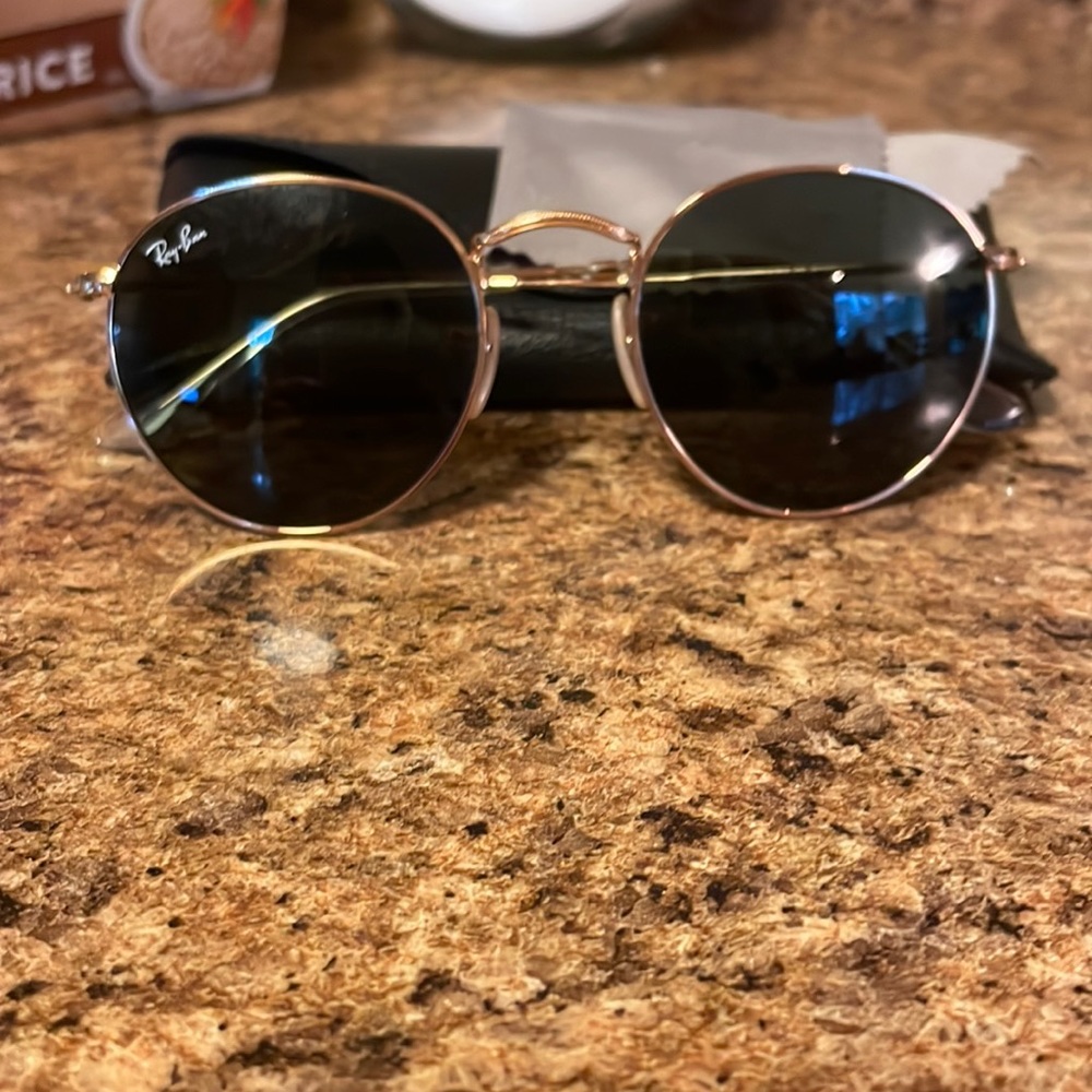 Round “metal classic” Ray Bans with gold frames